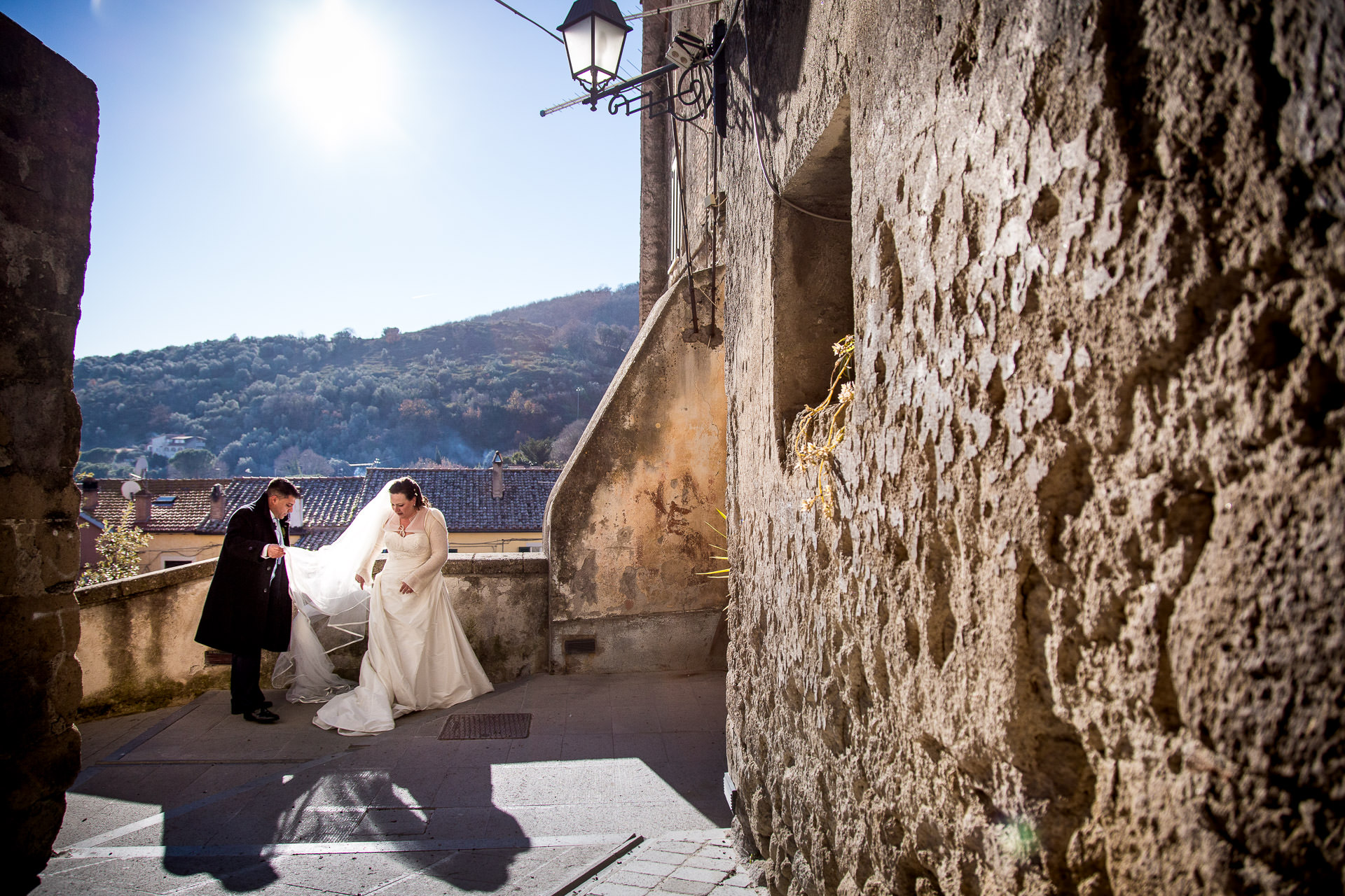 Sposi su balconata a Sacrofano.