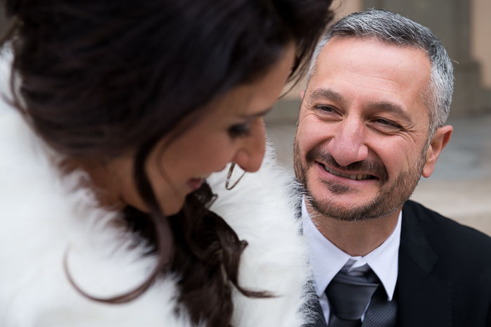 Lo sposo sorride alla sposa.
