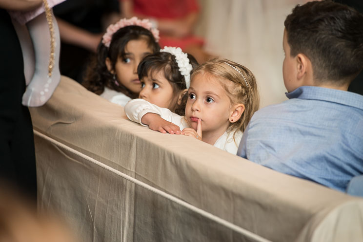 La figlia degli sposi in chiesa.