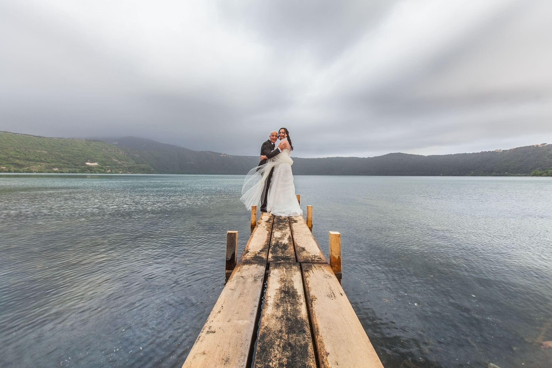 Gli sposi su un pontile al lago di Albano Laziale.