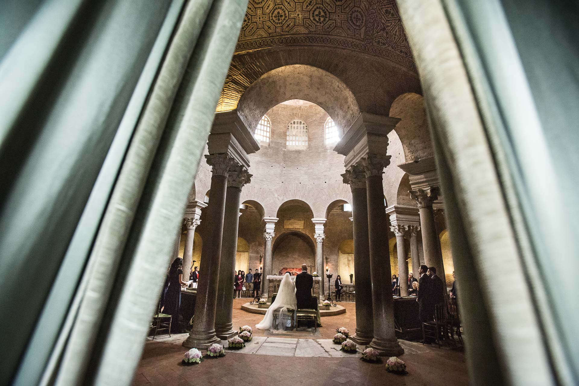 Uno sguardo agli sposi dal portale della chiesa.