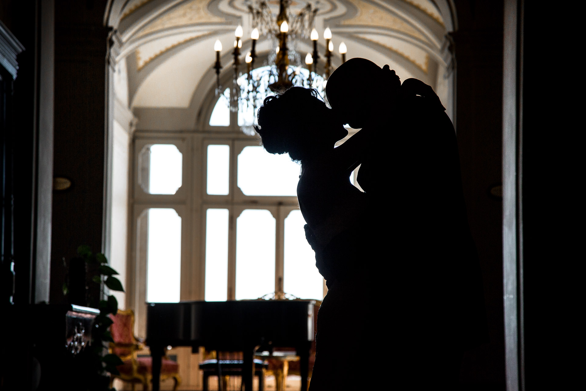 Silhouette delle sposi che si baciano.