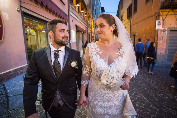 Gli sposi passeggiano per Nemi.