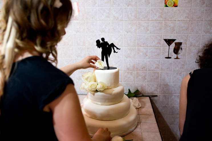 Sposa prepara la torta nuziale