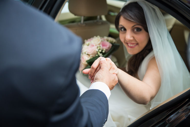 La sposa scende dalla macchina.