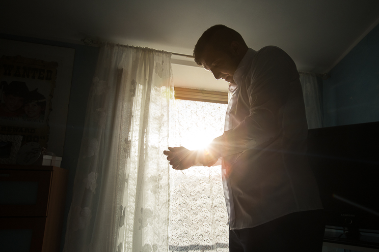 Lo sposo in controluce sistema i gemelli.