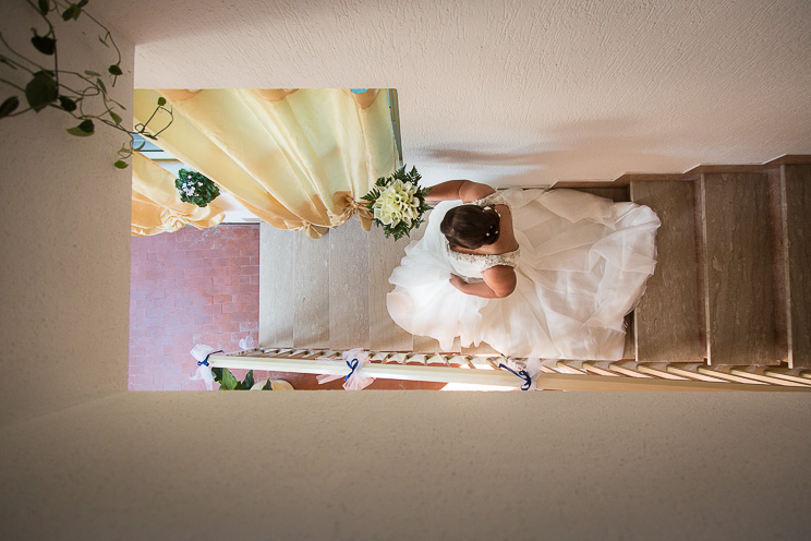 La sposa scende le scale.