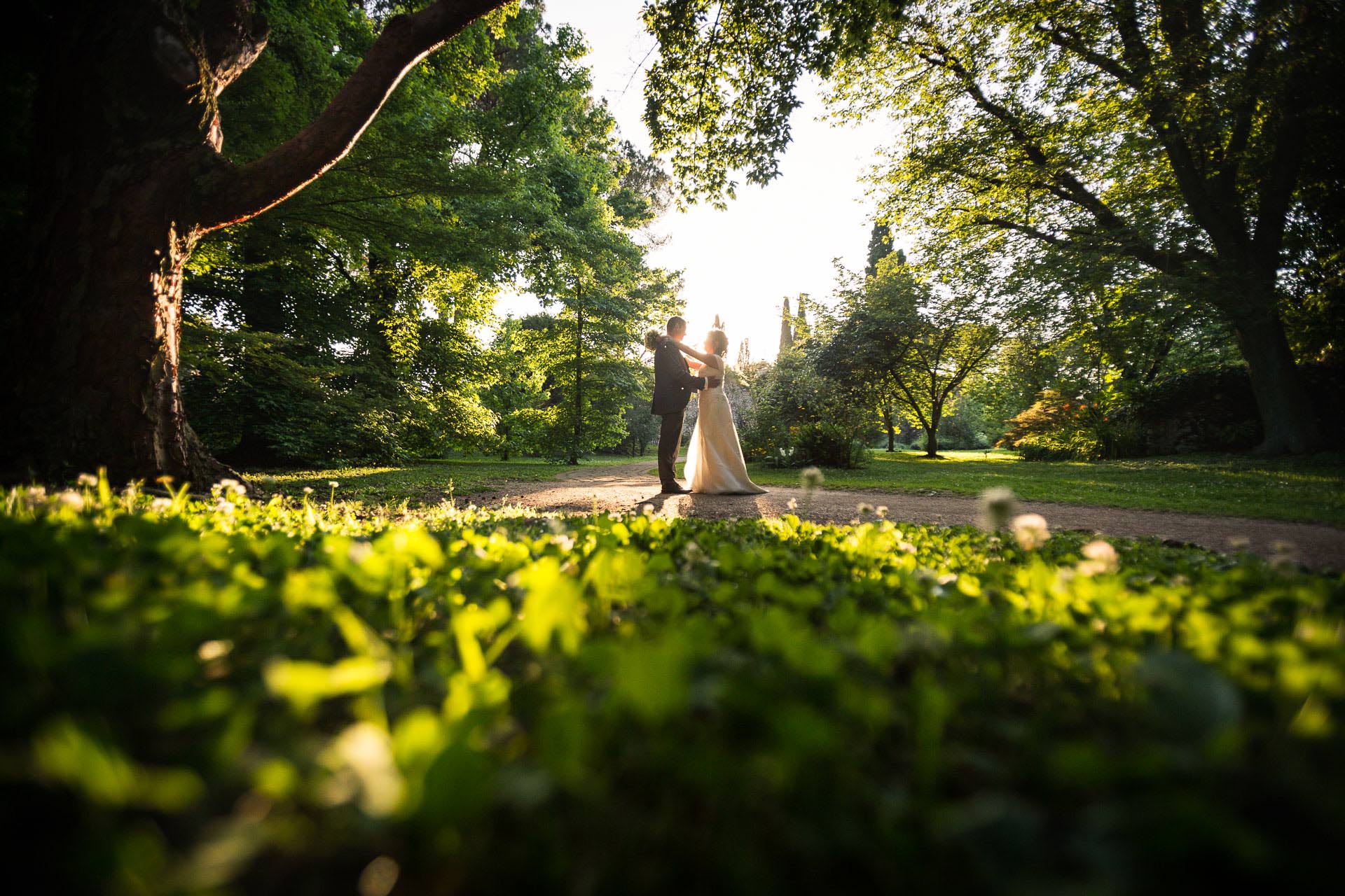 Gli sposi ai Giardini di Ninfa.