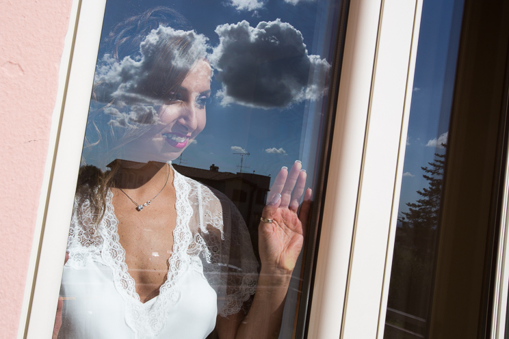 La sposa guarda fuori dalla finestra.