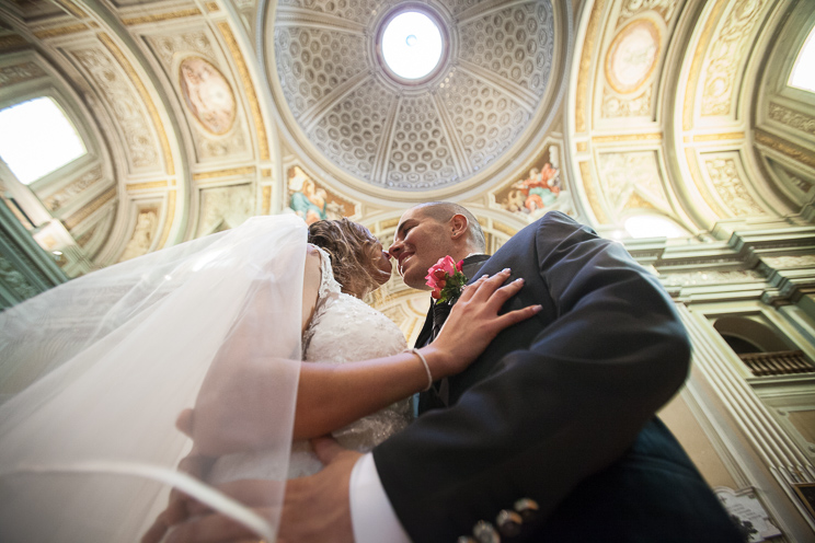 Gli sposi si baciano in chiesa.