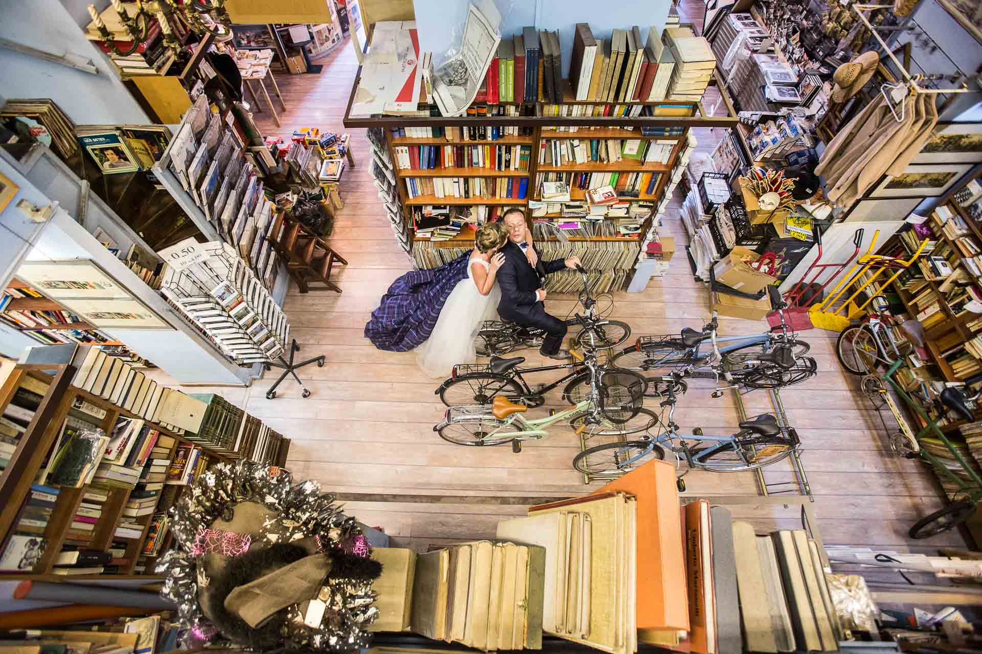 Gli sposi nella loro libreria preferita a Roma.