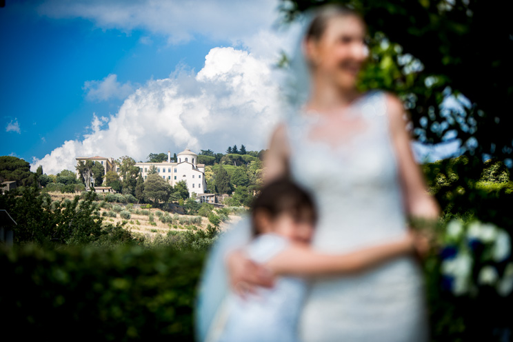 sposa in secondo piano