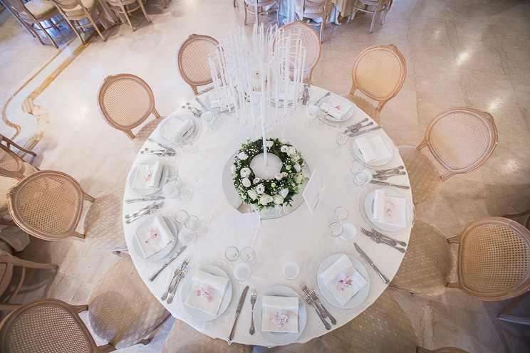 L'allestimento dei tavoli al ristorante.