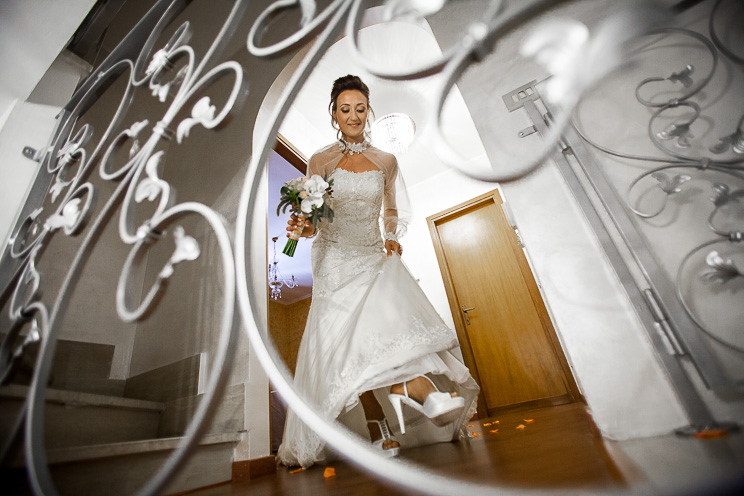 La sposa sta per scendere le scale.