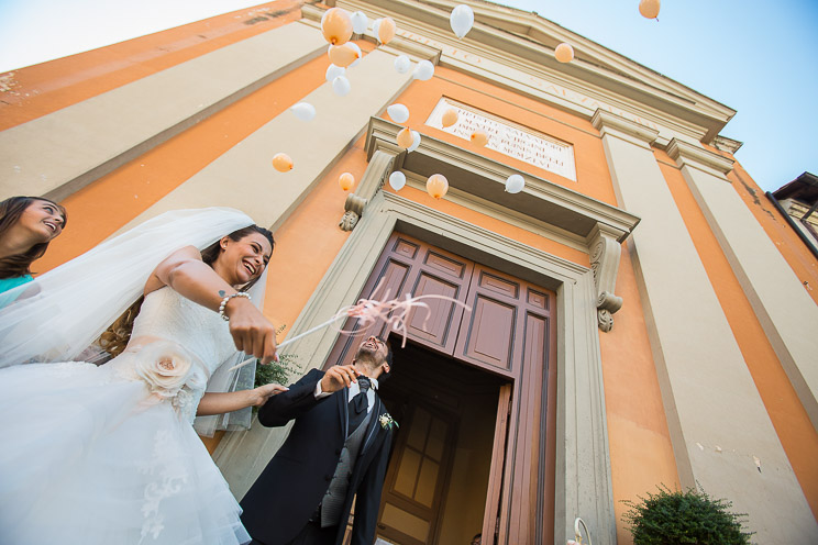 I palloncini volano fuori dalla chiesa.