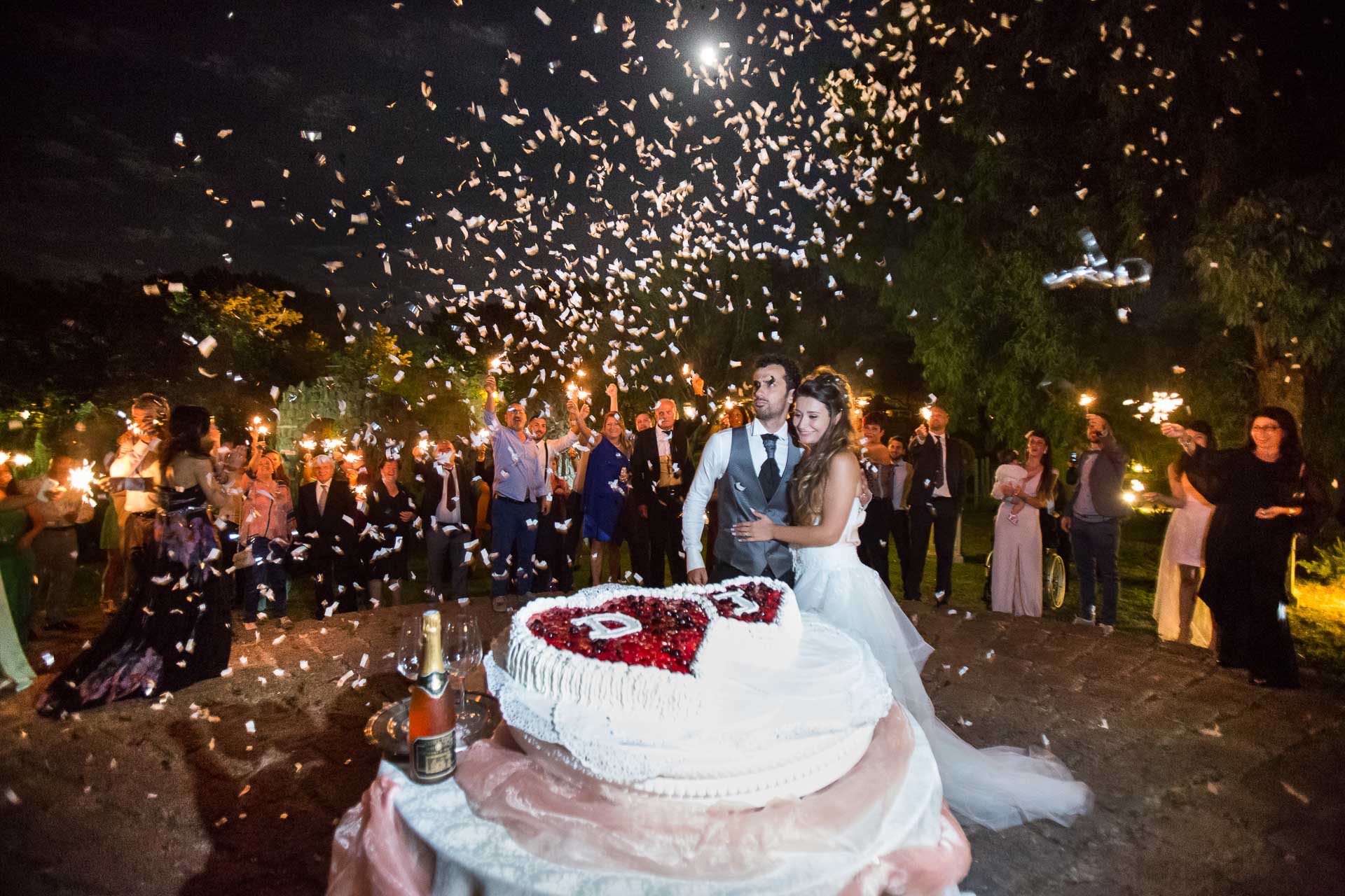 Festeggiamenti durante il taglio della torta.