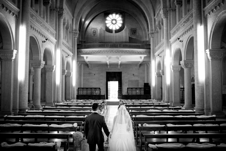 sposi escono dalla chiesa
