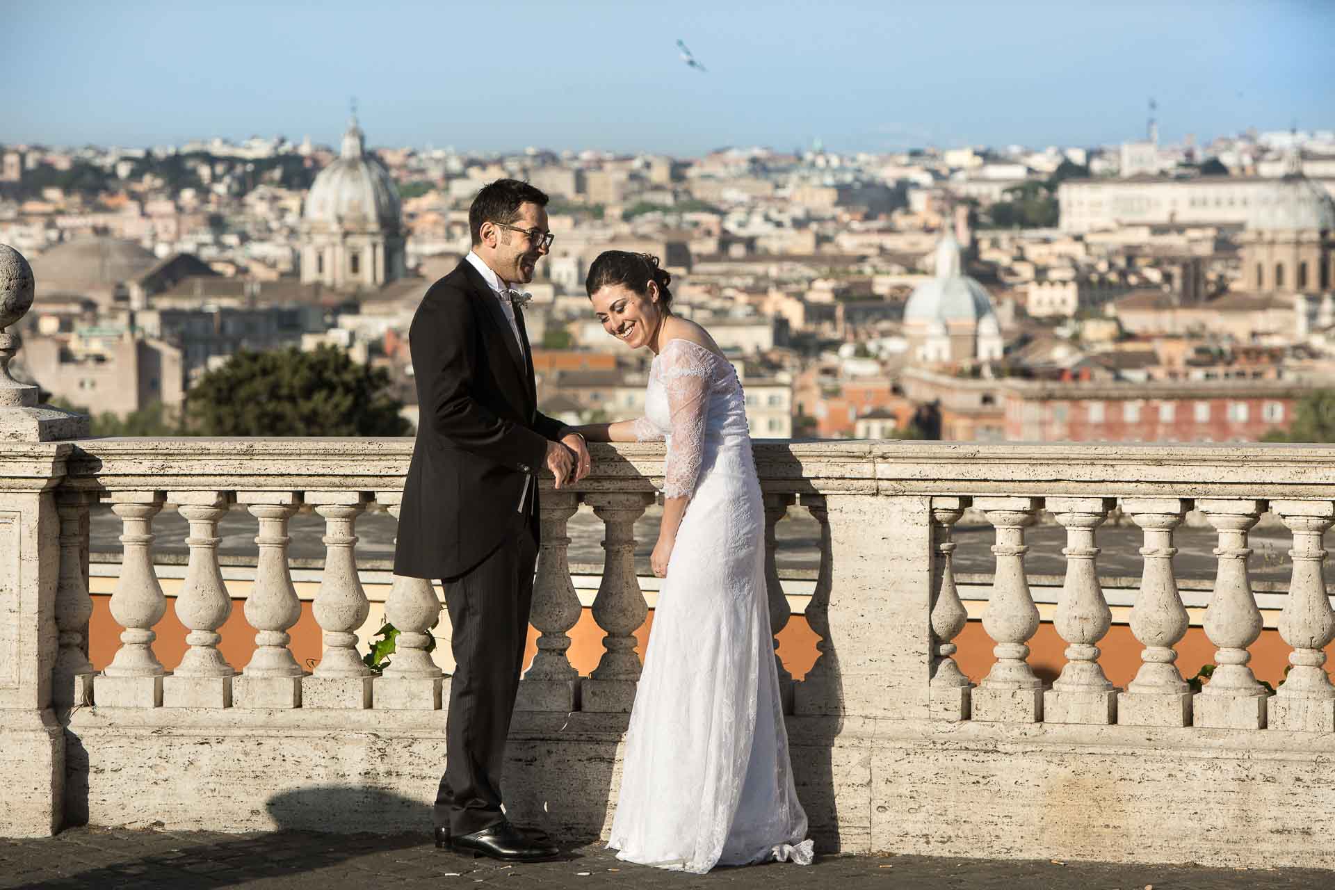 Gli sposi scherzano a Roma.