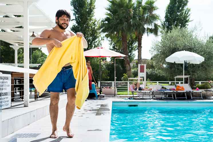 Lo sposo in piscina.