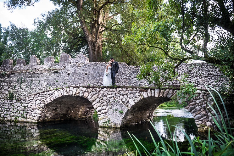 Gli sposi su un ponticello nel Giardino di Ninfa.