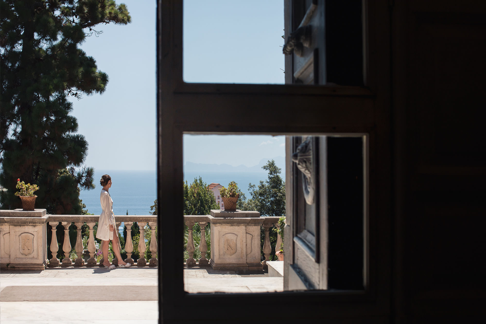 Sposa guarda l'isola di Capri