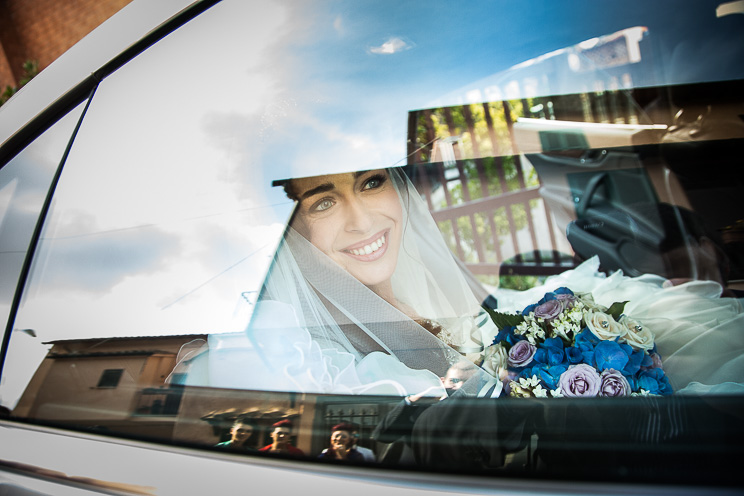 La sposa guarda fuori dal finestrino.