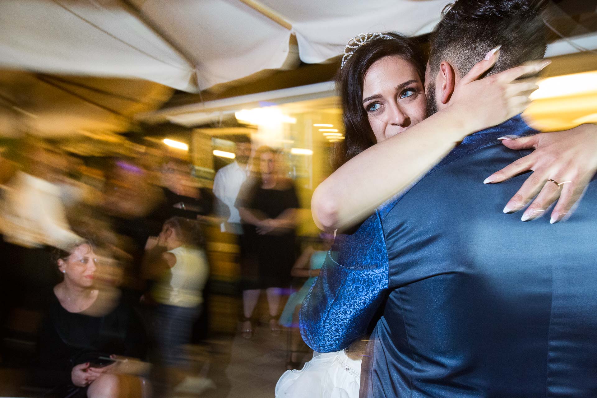 Gli sposi ballano e la sposa si commuove.
