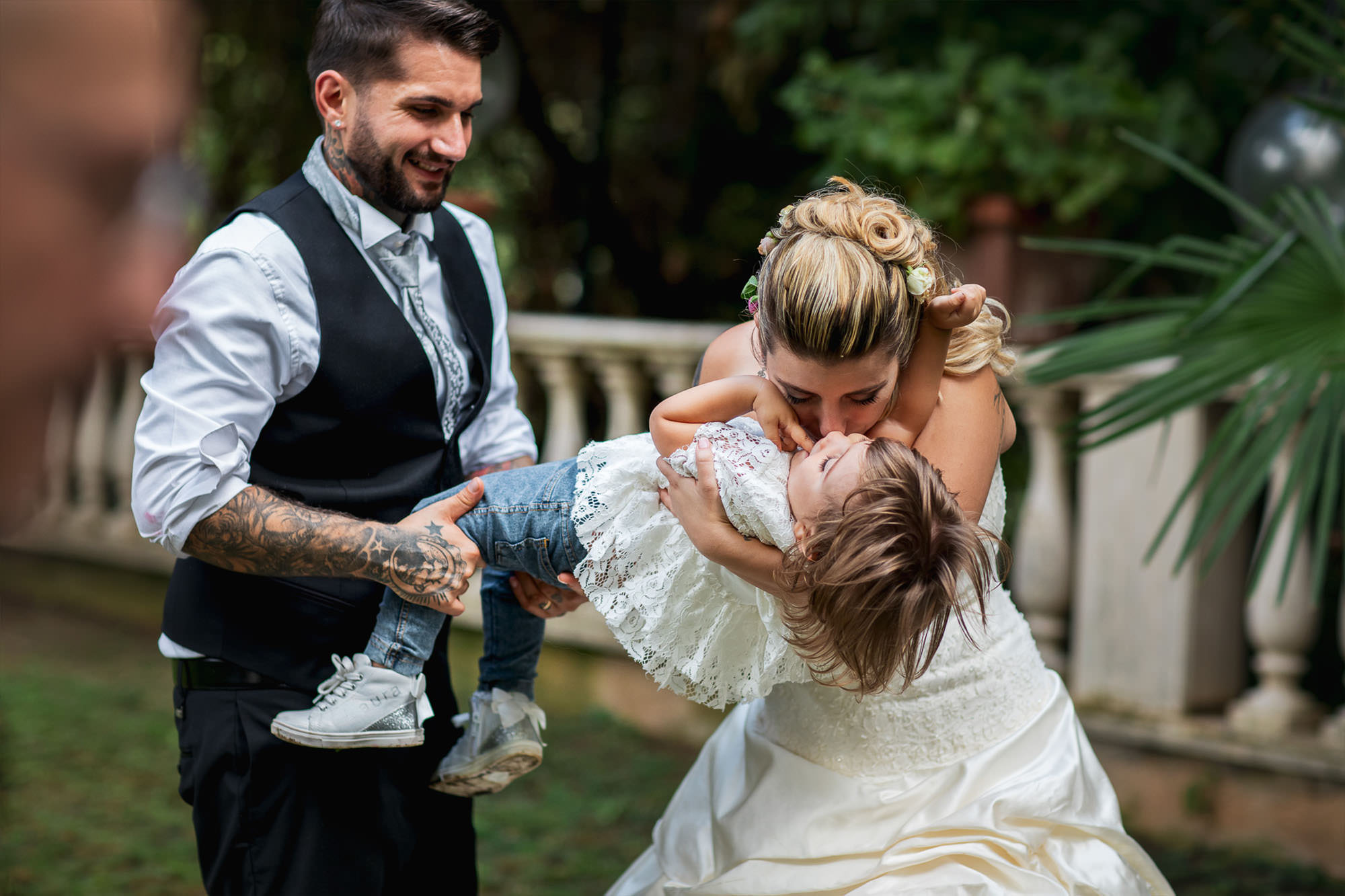 Sposi giocano con la figlia